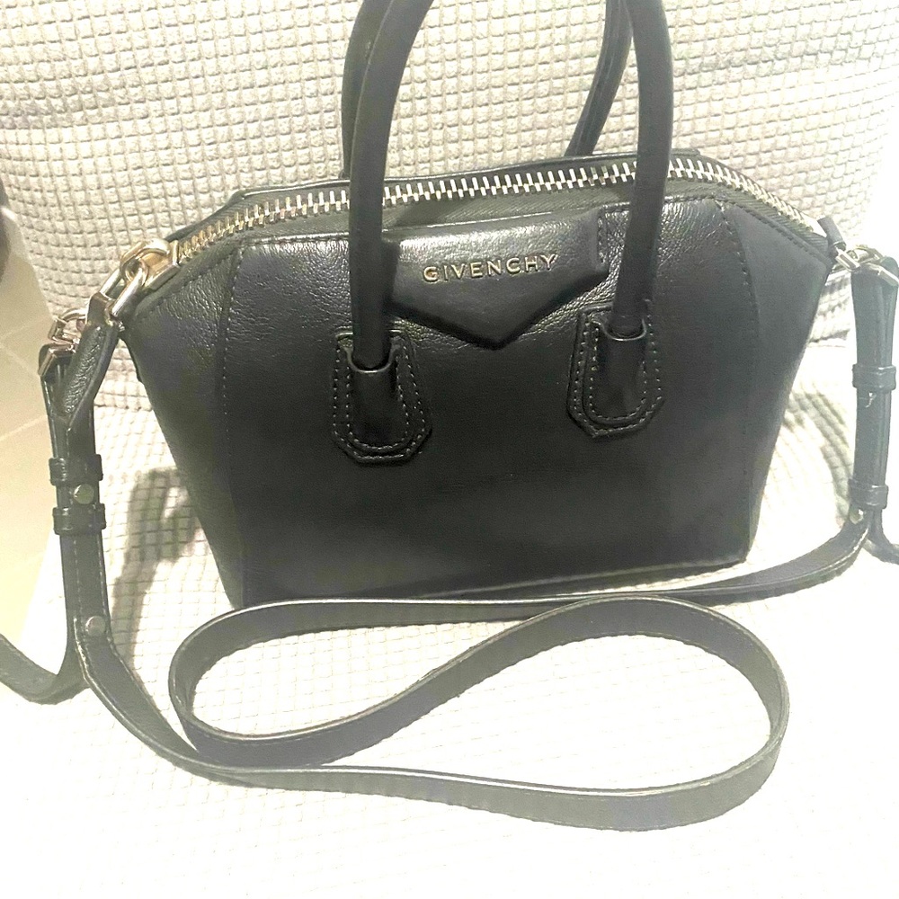 Small Antigona Bag in Leather